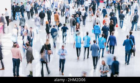 folla di uomini d'affari che si affrettano Foto Stock