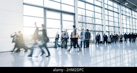 Immagine abstakt della gente di affari che cammina in una sala moderna Foto Stock