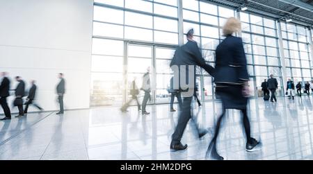 immagine abstakt della gente nella lobby Foto Stock