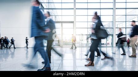 Immagine abstakt della gente di affari che cammina nella lobby Foto Stock