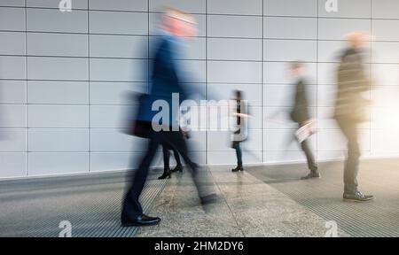 Immagine abstakt di gente di affari nella lobby di una fiera Foto Stock