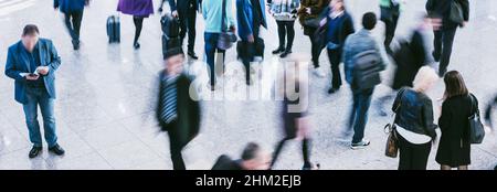 Anonimo offuscò le persone che si spostavano viaggiando in piedi Foto Stock