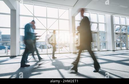 Immagine abstakt della gente di affari che cammina in un pavimento Foto Stock