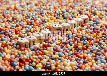 Super colorato segnale mock up con concetto felice e divertente, palline colorate con lets dance scritto in dices, sfondo, stupefacente, meraviglioso Foto Stock