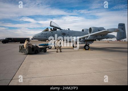 I membri della 124th Fighter Wing partecipano a turni di combattimento integrati durante un esercizio di Wing Focus al Gowen Field di Boise, Idaho, 5 febbraio 2022. Le attività ICT includevano il rifornimento a caldo della sezione 124th Logistics Readiness Squadron's petrolio, olio e lubrificante, 124th Air Maintenance Squadron's dedicati al personale e sistemi di armamento Airmen, nonché 190th piloti Fighter Squadron A-10 Thunderbolt II. (STATI UNITI Foto della Guardia Nazionale dell'aria dello staff Sgt. Mercedee Wilds) Foto Stock