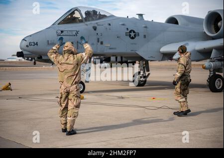 I membri della 124th Fighter Wing partecipano a turni di combattimento integrati durante un esercizio di Wing Focus al Gowen Field di Boise, Idaho, 5 febbraio 2022. Le attività ICT includevano il rifornimento a caldo della sezione 124th Logistics Readiness Squadron's petrolio, olio e lubrificante, 124th Air Maintenance Squadron's dedicati al personale e sistemi di armamento Airmen, nonché 190th piloti Fighter Squadron A-10 Thunderbolt II. (STATI UNITI Foto della Guardia Nazionale dell'aria dello staff Sgt. Mercedee Wilds) Foto Stock