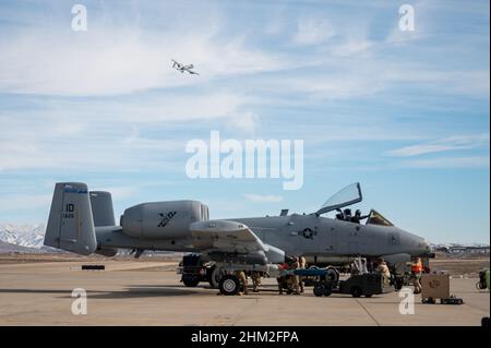 I membri della 124th Fighter Wing partecipano a turni di combattimento integrati durante un esercizio di Wing Focus al Gowen Field di Boise, Idaho, 5 febbraio 2022. Le attività ICT includevano il rifornimento a caldo della sezione 124th Logistics Readiness Squadron's petrolio, olio e lubrificante, 124th Air Maintenance Squadron's dedicati al personale e sistemi di armamento Airmen, nonché 190th piloti Fighter Squadron A-10 Thunderbolt II. (STATI UNITI Foto della Guardia Nazionale dell'aria dello staff Sgt. Mercedee Wilds) Foto Stock