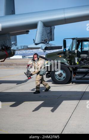 I membri della 124th Fighter Wing partecipano a turni di combattimento integrati durante un esercizio di Wing Focus al Gowen Field di Boise, Idaho, 5 febbraio 2022. Le attività ICT includevano il rifornimento a caldo della sezione 124th Logistics Readiness Squadron's petrolio, olio e lubrificante, 124th Air Maintenance Squadron's dedicati al personale e sistemi di armamento Airmen, nonché 190th piloti Fighter Squadron A-10 Thunderbolt II. (STATI UNITI Foto della Guardia Nazionale dell'aria dello staff Sgt. Mercedee Wilds) Foto Stock