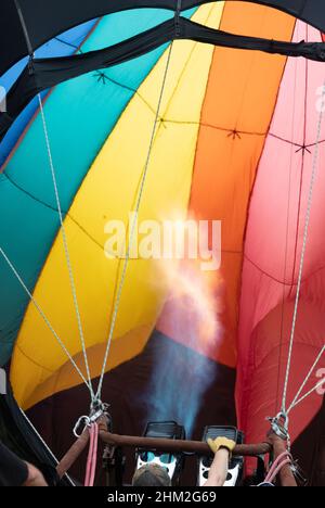 Pilota e assistente che gonfiano un pallone ad aria calda con un bruciatore che brucia propano al Big Sky International Balloon Rendezvous a Billings, Montana. Foto Stock