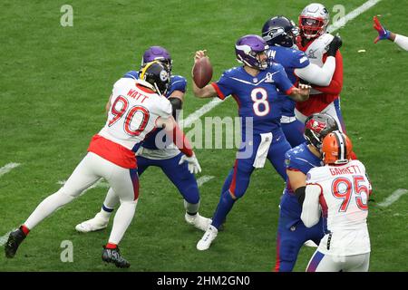 6 febbraio 2022: Pittsburgh Steelers linebacker T.J. Watt (90) spoglia la palla dai Minnesota Vikings quarterback Kirk Cousins (8) durante la partita NFL Pro Bowl all'Allegiant Stadium di Las Vegas, Nevada. Darren Lee/CSM Foto Stock