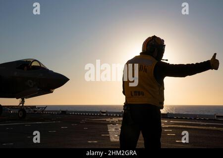 Un F-35B Lightning II, assegnato a Marine Fighter Attack Squadron (VMFA) 122, si prepara al lancio da USS Makin Island durante le operazioni di formazione di routine, nell'Oceano Pacifico 2 febbraio 2022. In preparazione del loro prossimo dispiegamento con la 13th Marine Expeditionary Unit (13th MEU) e Makin Island Amphibious Ready Group, F-35Bs da VMFA-122 volò a bordo di Makin Island mentre era in corso con elementi del MEU 13th imbarcato. (STATI UNITI Foto del corpo marino di CPL. Cotogna bisarda) Foto Stock