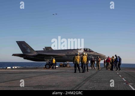 Un F-35B Lightning II, assegnato a Marine Fighter Attack Squadron (VMFA) 122, si prepara a sbarcare a bordo dell'isola USS Makin durante le operazioni di addestramento di routine nell'Oceano Pacifico 2 febbraio 2022. In preparazione del loro prossimo dispiegamento con la 13th Marine Expeditionary Unit (MEU) e Makin Island Amphibious Ready Group, F-35Bs da VMFA-122 volò a bordo di Makin Island mentre era in corso con elementi del MEU 13th imbarcato. (STATI UNITI Foto del corpo marino di CPL. Cotogna bisarda) Foto Stock