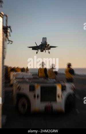 Un F-35B Lightning II, assegnato a Marine Fighter Attack Squadron (VMFA) 122, si prepara a sbarcare a bordo dell'isola USS Makin durante le operazioni di addestramento di routine nell'Oceano Pacifico 2 febbraio 2022. In preparazione del loro prossimo dispiegamento con la 13th Marine Expeditionary Unit (MEU) e Makin Island Amphibious Ready Group, F-35Bs da VMFA-122 volò a bordo di Makin Island mentre era in corso con elementi del MEU 13th imbarcato. (STATI UNITI Foto del corpo marino di CPL. Cotogna bisarda) Foto Stock