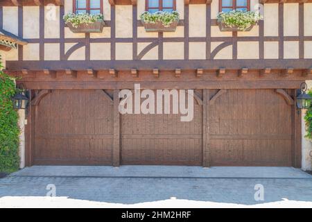 Porte garage in legno scuro con tende a la Jolla, California Foto Stock