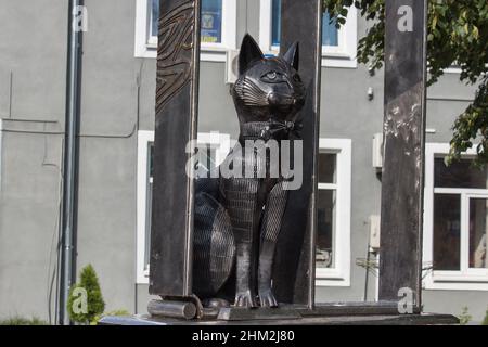 Zelenogradsk, Russia - Agosto 08 2019: La vista di una scultura di gatto elegante in una cravatta ad arco il 08 2019 agosto a Zelenogradsk, Russia. Foto Stock
