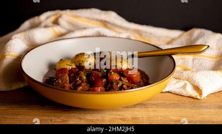 In casa stufato di manzo con carote e patate Foto Stock