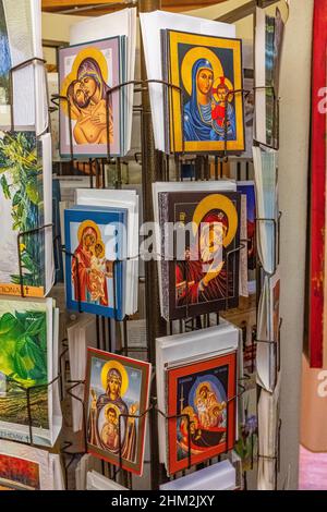 Articoli religiosi in vendita nel negozio di articoli da regalo della chiesa di San Felipe de Neri, centro storico di Albuquerque, New Mexico Foto Stock