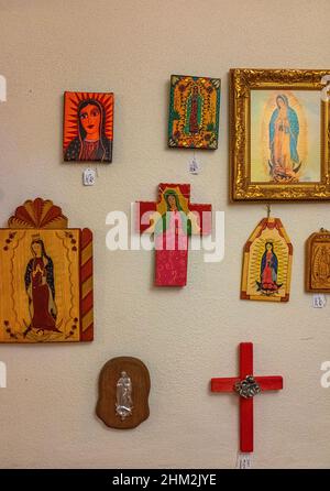 Articoli religiosi in vendita nel negozio di articoli da regalo della chiesa di San Felipe de Neri, centro storico di Albuquerque, New Mexico Foto Stock