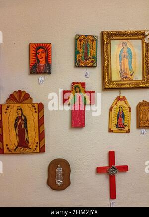 Articoli religiosi in vendita nel negozio di articoli da regalo della chiesa di San Felipe de Neri, centro storico di Albuquerque, New Mexico Foto Stock