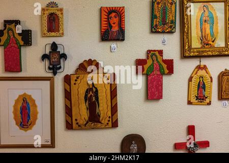 Articoli religiosi in vendita nel negozio di articoli da regalo della chiesa di San Felipe de Neri, centro storico di Albuquerque, New Mexico Foto Stock