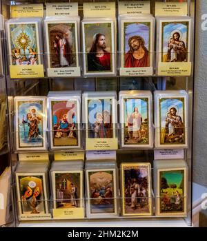 Articoli religiosi in vendita nel negozio di articoli da regalo della chiesa di San Felipe de Neri, centro storico di Albuquerque, New Mexico Foto Stock