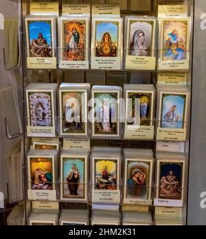 Articoli religiosi in vendita nel negozio di articoli da regalo della chiesa di San Felipe de Neri, centro storico di Albuquerque, New Mexico Foto Stock