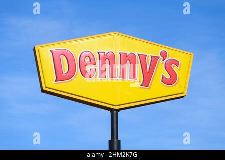 Seattle - 06 febbraio 2022; indicazioni per il Denny's Restaurant contro un cielo blu a Seattle Foto Stock