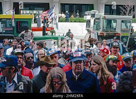 WASHINGTON DC. FEBBRAIO, 1979 agricoltori si riuniscono alle porte del Dipartimento dell'Agricoltura come parte della protesta. Tremila agricoltori provenienti da tutto il paese sponsorizzati dal movimento americano per l'agricoltura arrivano a Washington DC durante la settimana del 5 febbraio 1979 e hanno bloccato il traffico da Capitol Hill alla Casa Bianca. Foto Stock