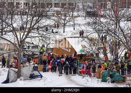 Ottawa, Canada – 6 febbraio 2022: I manifestanti spostano una baracca da loro messa per fornire sostegno ai membri del loro convoglio dopo che hanno concordato con la polizia di spostarla nel nuovo sito designato fuori della zona centrale. La protesta ha arrestato gran parte del centro di Ottawa e ha causato un gran dolore per i residenti locali e le imprese. Foto Stock