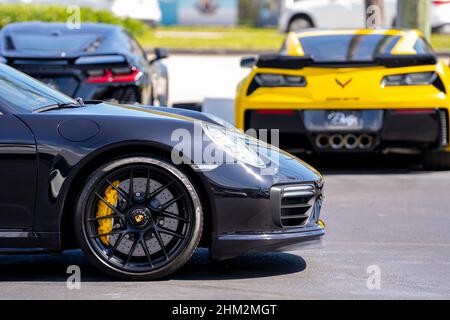 Miami, FL, USA - 5 febbraio 2022: Foto di una parte anteriore Porsche nera con ruota Performance Foto Stock