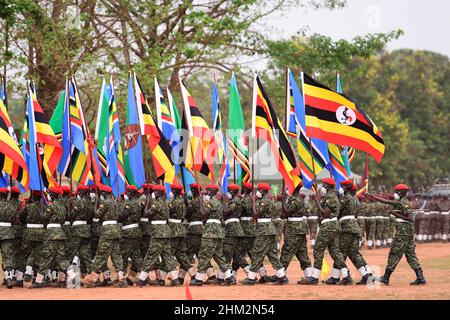 Mbale, Uganda. 6th Feb 2022. I soldati della forza di difesa del popolo ugandese (UPDF) prendono parte a una sfilata durante le celebrazioni di Tarehe Sita del 41st nel distretto di Mbale, Uganda orientale, 6 febbraio 2022. L'esercito ugandese ha celebrato domenica 41st anni di fondazione con il presidente Yoweri Museveni che ha presieduto una cerimonia nel distretto orientale di Mbale. Credit: Hajarah Nalwadda/Xinhua/Alamy Live News Foto Stock