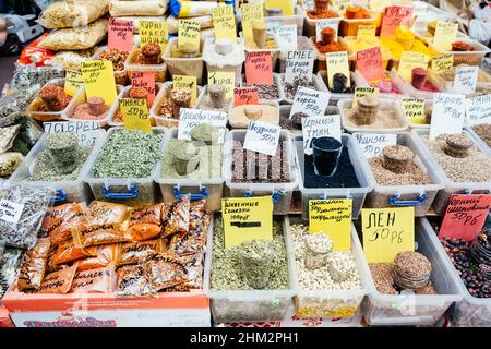 Makhachkala, Russia - Ottobre, 2021: Diverse spezie vendute nel mercato alimentare a Dagestan. Sulle targhette sono scritti i nomi e i prezzi in russo. Foto Stock