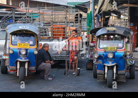 Tuk-tuks (taxi a tre ruote) parcheggiato a (mercato) Pak Klong Talat a Bangkok, Thailandia Foto Stock