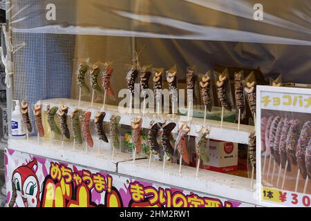 suwa, nagano, giappone, 2022/06/02 , banane al cioccolato vendute al mercato di strada al Suwa Grand Shrine (Suwa-taisha), storicamente conosciuto anche come Suwa Shr Foto Stock