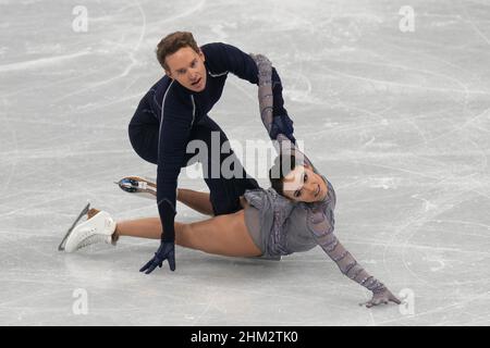 Pechino, Cina. 06th Feb 2022. Madison Chock e Evan Bates degli Stati Uniti durante la gara di danza del ghiaccio nello Stadio al coperto Capital alle Olimpiadi invernali di Pechino 2022 lunedì 7 febbraio 2022. Foto di Richard Ellis/UPI Credit: UPI/Alamy Live News Foto Stock