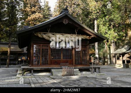 suwa, nagano, giappone, 2022/06/02 , Suwa Grand Shrine (Suwa-taisha), storicamente noto anche come Suwa Shrine (Suwa-jinja) o Suwa Daimyōjin, è un gruppo di persone Foto Stock