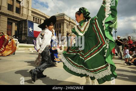 Austin, Texas USA, marzo 2 2000: Ballerini della gioventù del Balletto Folklorico che si esibiscono di fronte al Campidoglio dello stato il giorno dell'Indipendenza del Texas. ©Bob Daemmrich Foto Stock