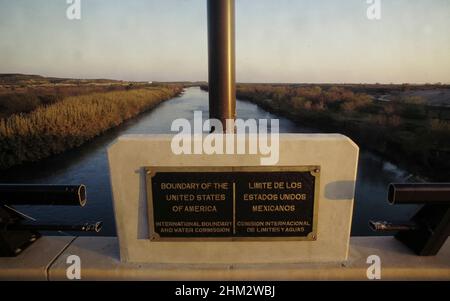 Laredo Texas USA: Marker che denota il confine tra Messico e Stati Uniti sul ponte a pedaggio Columbia sul Rio Grande vicino a Laredo e Nuevo Laredo Messico. ©Bob Daemmrich Foto Stock
