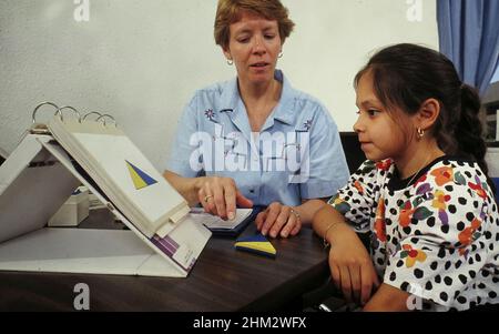 Austin, Texas USA 1993: Test psicologici per la ragazza ispanica di grado 1st che sta prendendo un test standardizzato. Modello rilasciato Foto Stock