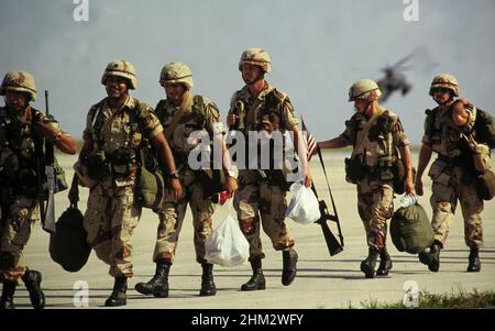 Killeen, Texas USA 1990: Soldati dell'esercito degli Stati Uniti a Fort Hood, Texas, in partenza per il conflitto in Medio Oriente. ©Bob Daemmrich Foto Stock