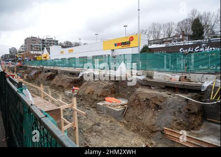 Lavori di costruzione sulla prolunga della metropolitana Broadway Line in Broadway Street a Vancouver. Vancouver, British Columbia, Canada. Febbraio 5th, 2022. Foto Stock