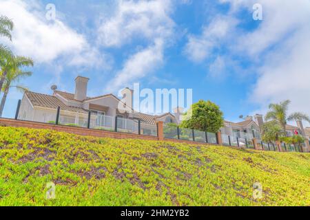 Zona residenziale in cima ad un pendio erboso a Laguna Niguel nella California del Sud Foto Stock