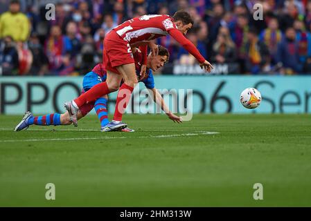 Barcellona, Spagna. 6th Feb 2022. Il Gavi di Barcellona (back) vibra con Sime Vrsaljko di Atletico de Madrid durante una partita di calcio spagnola di prima divisione tra il FC Barcelona e l'Atletico de Madrid a Barcellona, in Spagna, il 6 febbraio 2022. Credit: Pablo Morano/Xinhua/Alamy Live News Foto Stock