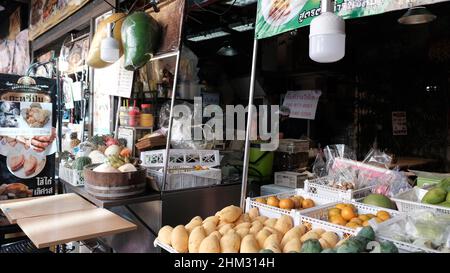 Commerciante di frutta e verdura lungo il marciapiede Bangkok Thailandiaaffari Foto Stock