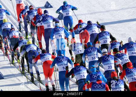Pechino, Cina. 7th Febbraio, 2022. Zhangjiakou, Hebei, Cina. 6th Feb 2022. Vista generale Sci di fondo : Skiathlon maschile (15C 15F) durante i Giochi Olimpici invernali di Pechino 2022 al National Cross-Country Center a Zhangjiakou, Hebei, Cina . Credit: AFLO SPORT/Alamy Live News Foto Stock
