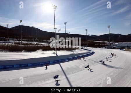 Pechino, Cina. 7th Febbraio, 2022. Zhangjiakou, Hebei, Cina. 6th Feb 2022. Vista generale Sci di fondo : Skiathlon maschile (15C 15F) durante i Giochi Olimpici invernali di Pechino 2022 al National Cross-Country Center a Zhangjiakou, Hebei, Cina . Credit: AFLO SPORT/Alamy Live News Foto Stock