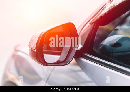 specchietto retrovisore lato auto o retrovisore esterno per guardare il conducente dietro la visuale posteriore Foto Stock