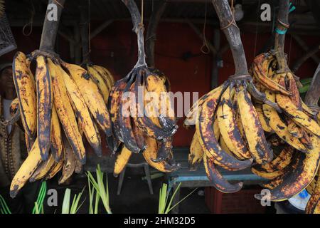 Lumajang, Indonesia - 13 gennaio 2022: Pisang Tanduk o Pisang Agung e Pisang Mas Kirana venditore, in un mercato tradizionale. Ottimo per lo sfondo Foto Stock