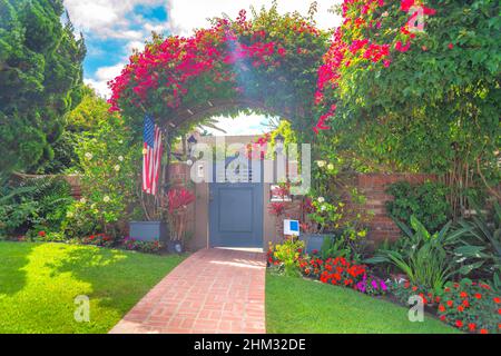 Porta Arbor in un giardino con fiori e tetto di bouganvillea a la Jolla, San Diego, California Foto Stock