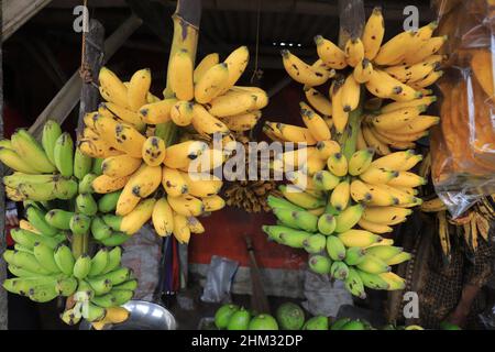 Lumajang, Indonesia - 13 gennaio 2022: Pisang Tanduk o Pisang Agung e Pisang Mas Kirana venditore, in un mercato tradizionale. Ottimo per lo sfondo Foto Stock